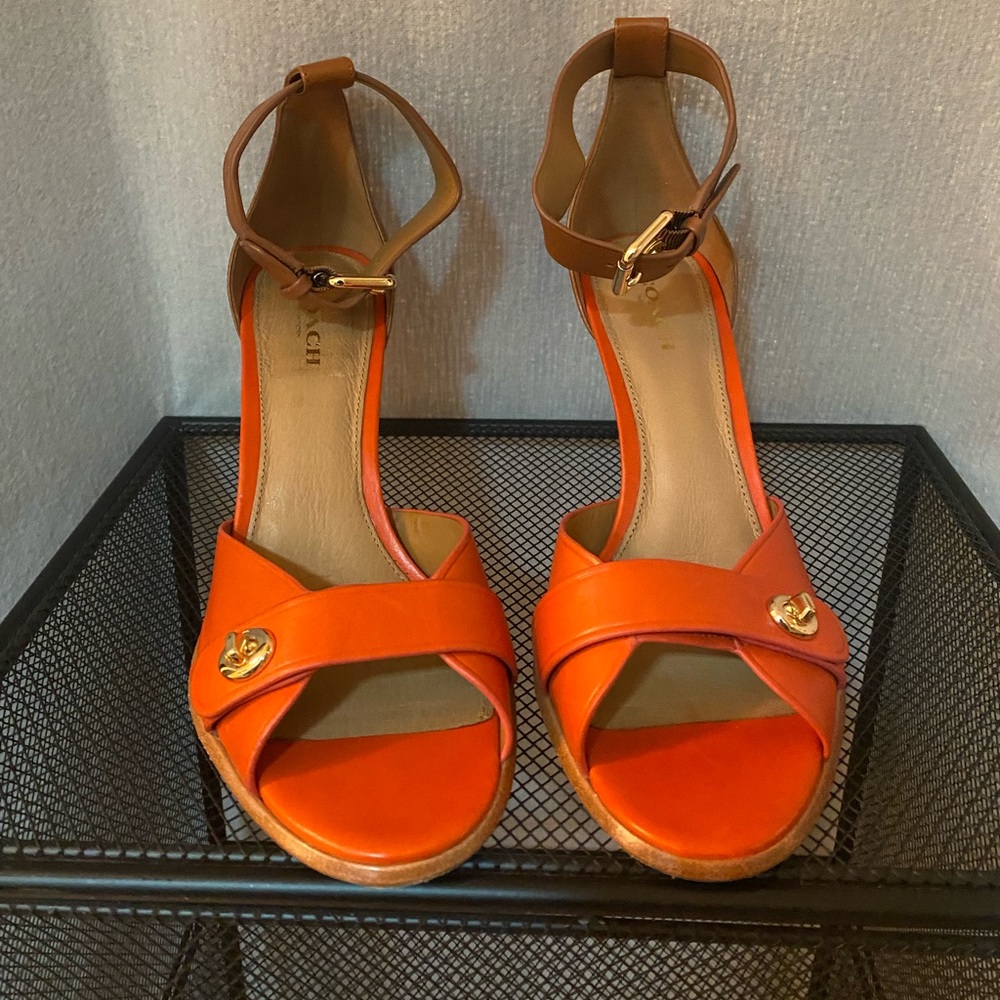 COACH SIZE 8 B ORANGE AND TAN LEATHER ANKLE STRAP HEELS
